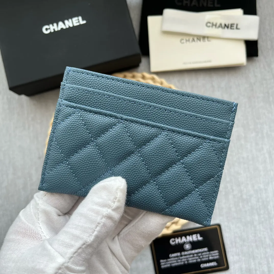 ¥220 [original quality] [with serial code] CHANEL’s new leboy card holder has arrived! The pebbled diamond pattern is very eye-catching! The retro gold buckle has an old-fashioned feel and is very fashionable and retro❤️This small card holder is very cost-effective, and you can also put some change in the three card slots👍Model number: 84431 Size: 11×7.5×1cm