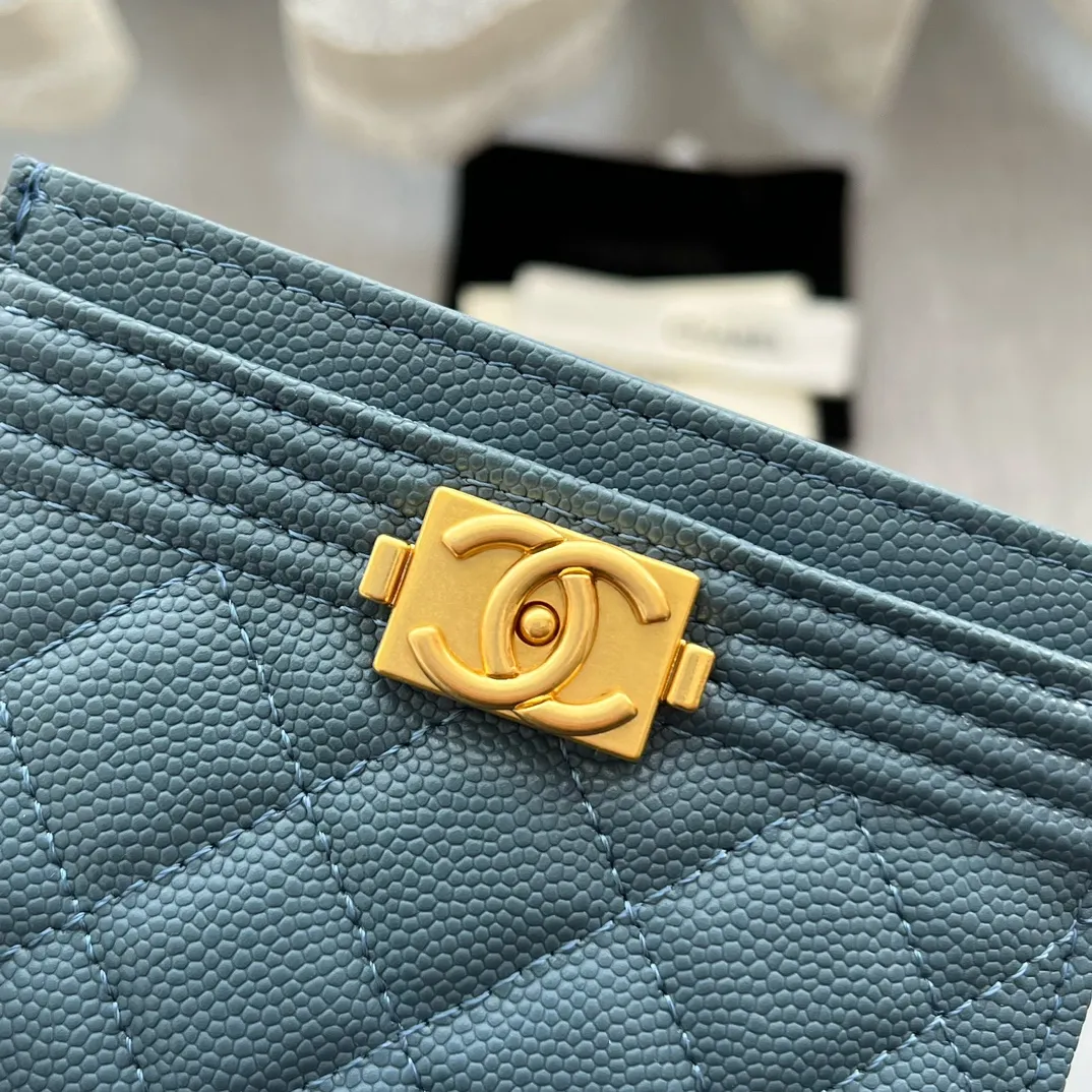 ¥220 [original quality] [with serial code] CHANEL’s new leboy card holder has arrived! The pebbled diamond pattern is very eye-catching! The retro gold buckle has an old-fashioned feel and is very fashionable and retro❤️This small card holder is very cost-effective, and you can also put some change in the three card slots👍Model number: 84431 Size: 11×7.5×1cm