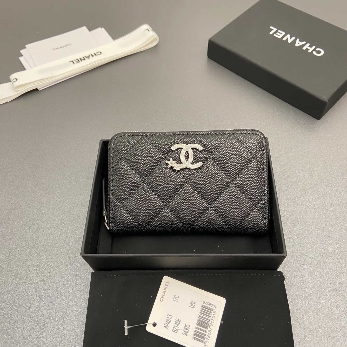 25b new series caviar cowhide with stars ⭐logo shiny blingblibg~zipper bag card holder series 6 card slots, 1 zipper bag Item number: A 4813 Price: 360 Size: w13×h8.5×d2cm Color: black fine ball pattern silver star hardware