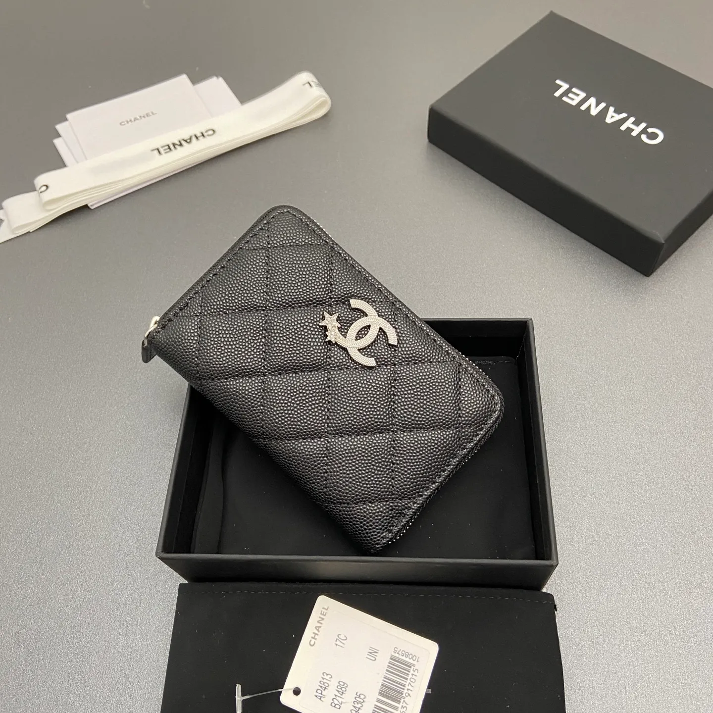 25b new series caviar cowhide with stars ⭐logo shiny blingblibg~zipper bag card holder series 6 card slots, 1 zipper bag Item number: A 4813 Price: 360 Size: w13×h8.5×d2cm Color: black fine ball pattern silver star hardware