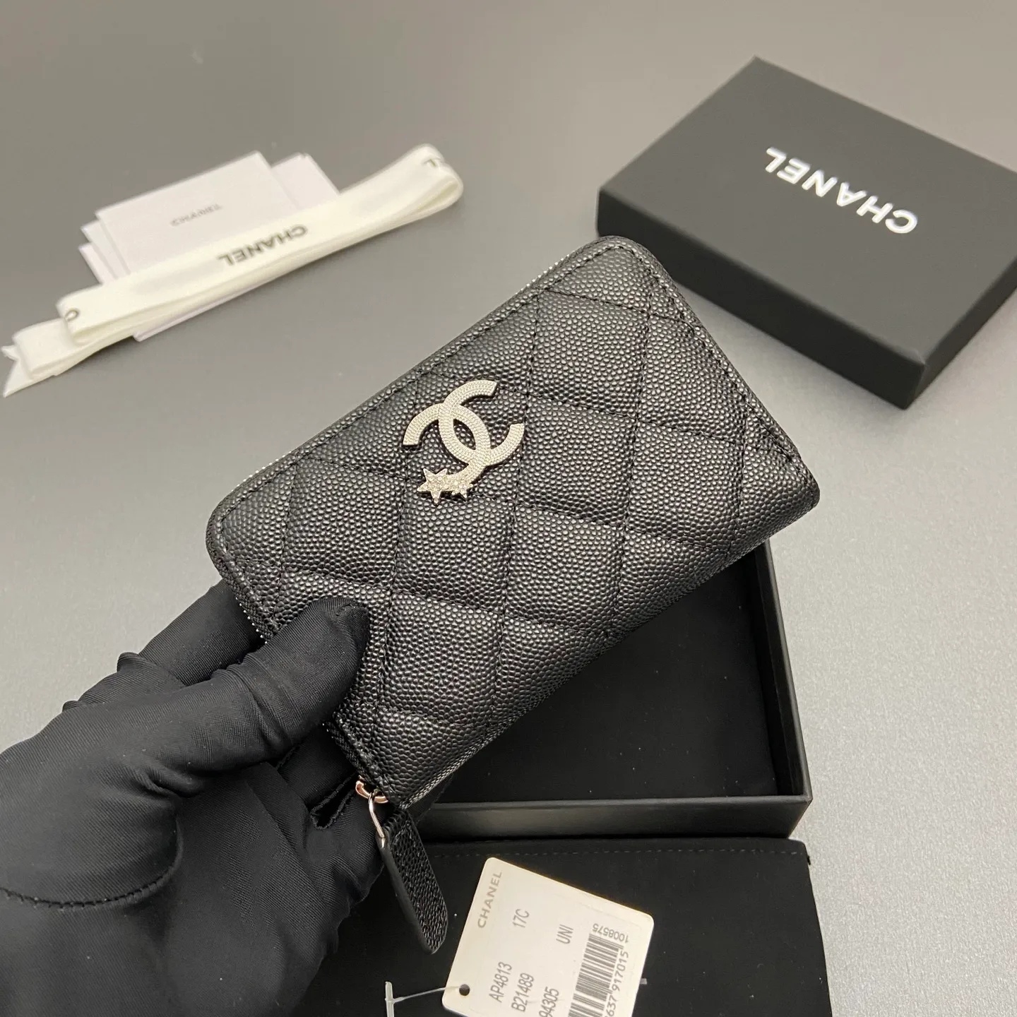 25b new series caviar cowhide with stars ⭐logo shiny blingblibg~zipper bag card holder series 6 card slots, 1 zipper bag Item number: A 4813 Price: 360 Size: w13×h8.5×d2cm Color: black fine ball pattern silver star hardware