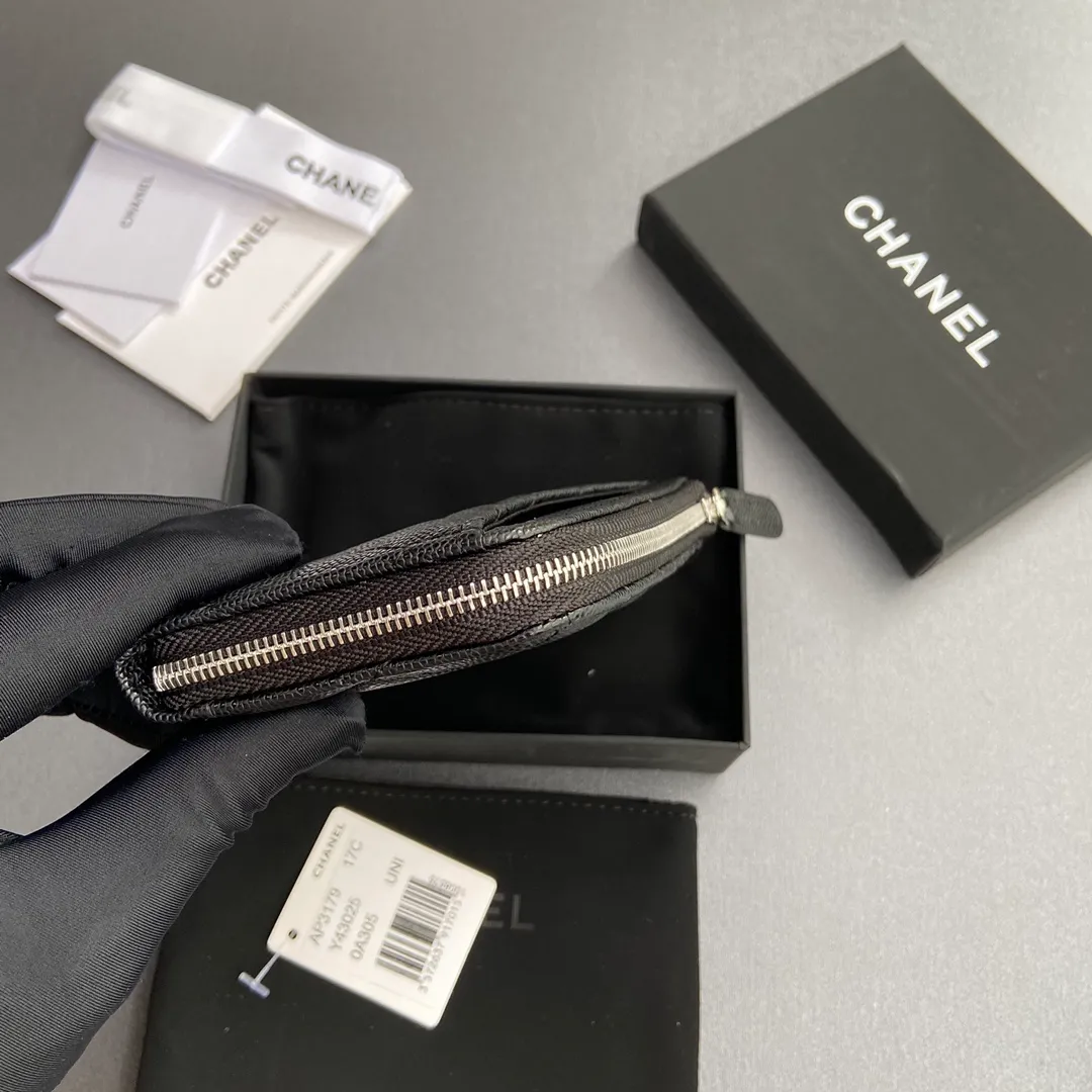 [Special grade hardware original leather] ¥320 Xiaoxiang small zipper bag card holder series Quilted card holder with iconic metal logo Silver tone metal hardware, special Italian imported leather 6 card slots, 1 small zipper bag No.: 3179 Size: w13×h9×2cm