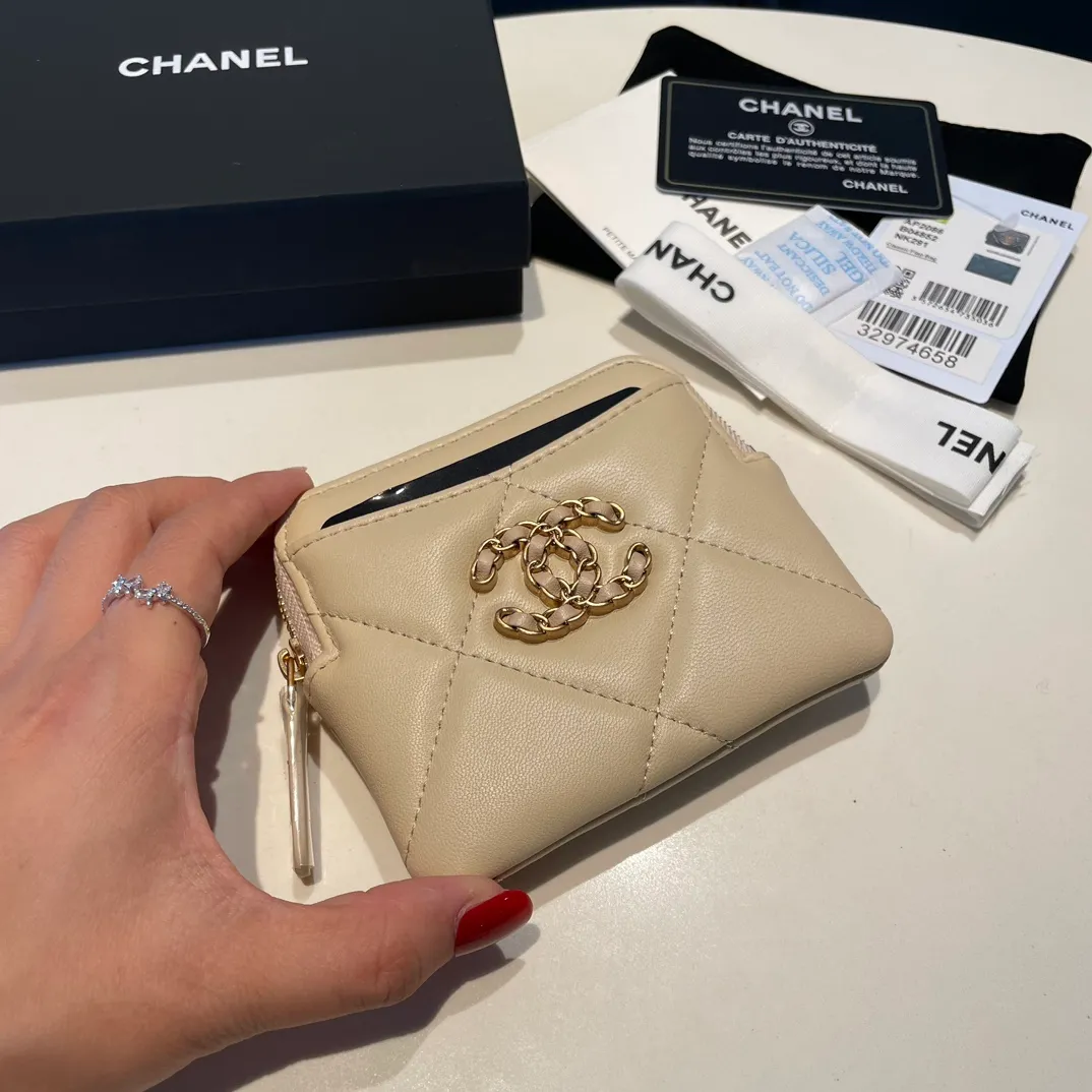 💰440😊Upgraded version💋🆕Ohanel new color🆕The latest zipper card holder coin purse with multiple card slots. The texture of goatskin is unparalleled. 😼The 19 series that is mainly recommended this season is a big rhombus with a strong retro style. Is there anyone who wants to buy every color?🧸 The logo is eye-catching and unique, the goatskin has a faint luster, and the temperament instantly ups and downs❣The fashionable style and style are also co-created by Karl and Viard. The first series launched by the new artistic director will be a key recommendation of the brand from this year to next year, conveying the essence of the brand, with a full set of packaging 2086🍃size: 12*9.5cm