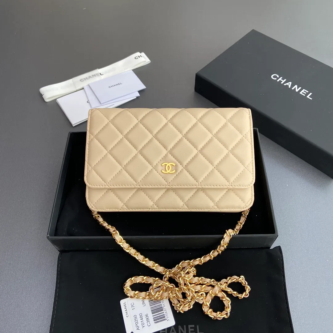 Xiaoxiang imported Italian lambskin Item number: A0250 💰: 640 Size: w20×h13×d3.5cm Color: apricot sheepskin gold steel mark