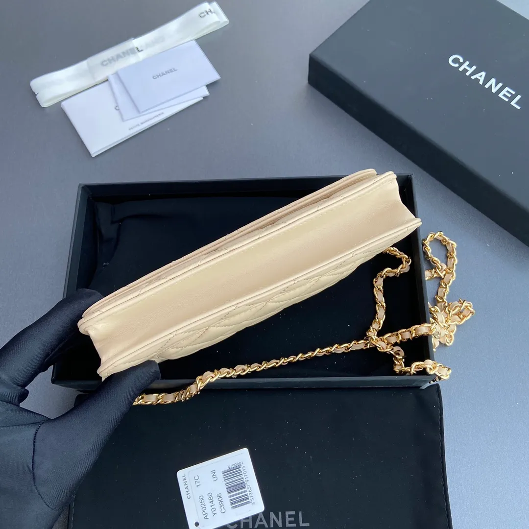 Xiaoxiang imported Italian lambskin Item number: A0250 💰: 640 Size: w20×h13×d3.5cm Color: apricot sheepskin gold steel mark
