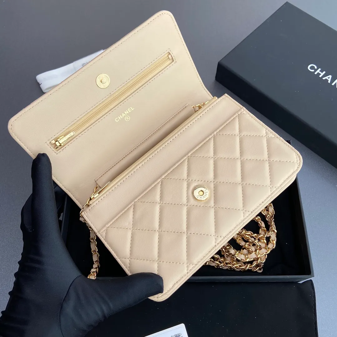 Xiaoxiang imported Italian lambskin Item number: A0250 💰: 640 Size: w20×h13×d3.5cm Color: apricot sheepskin gold steel mark