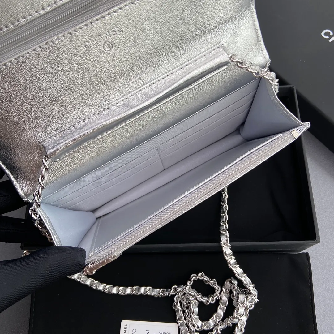 Xiaoxiang imported Italian lambskin Item number: A0250 💰: 640 Size: w20×h13×d3.5cm Color: silver sheepskin silver steel mark