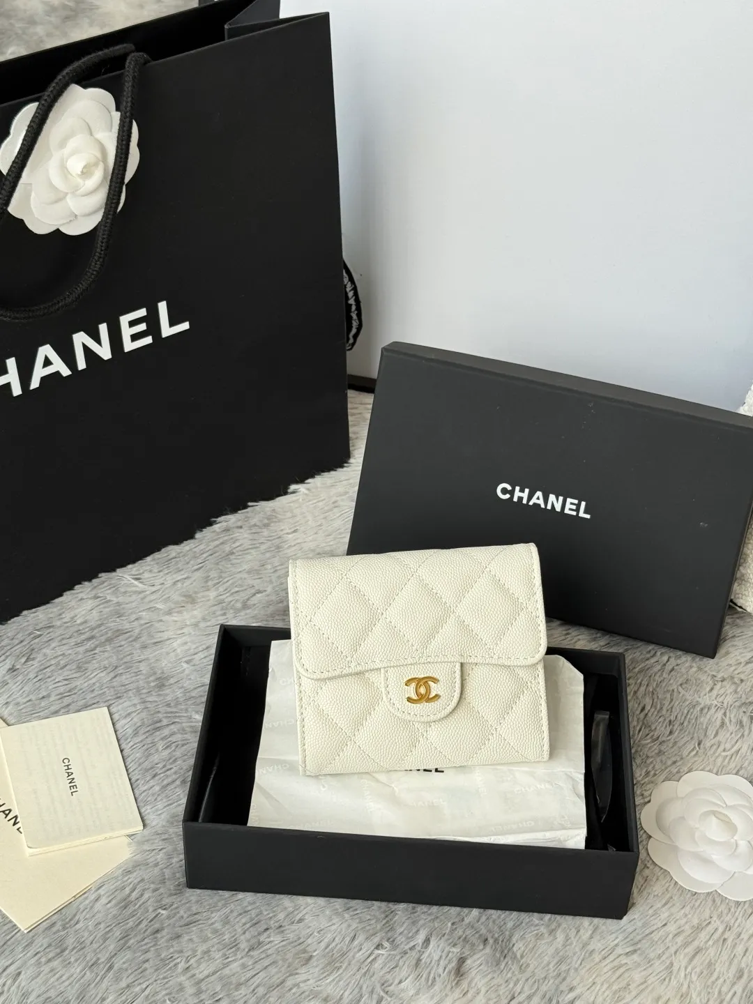 💰440💰 Made of calfskin, caviar, and cowhide, the CF short tri-fold wallet is now available! Chanel Grandma Xiang has 6 card slots, and there is a coin purse at the back, so you can put 2,000 Mao Zedong without any trouble at all! Delicate leather and gold hardware! Full of fashion sense, very fashionable, can be held in hand, can be put in the bag, very good for storage. Style number: 82288, size 10.5*11.5*3cm, color as shown in the picture, exclusive real shot