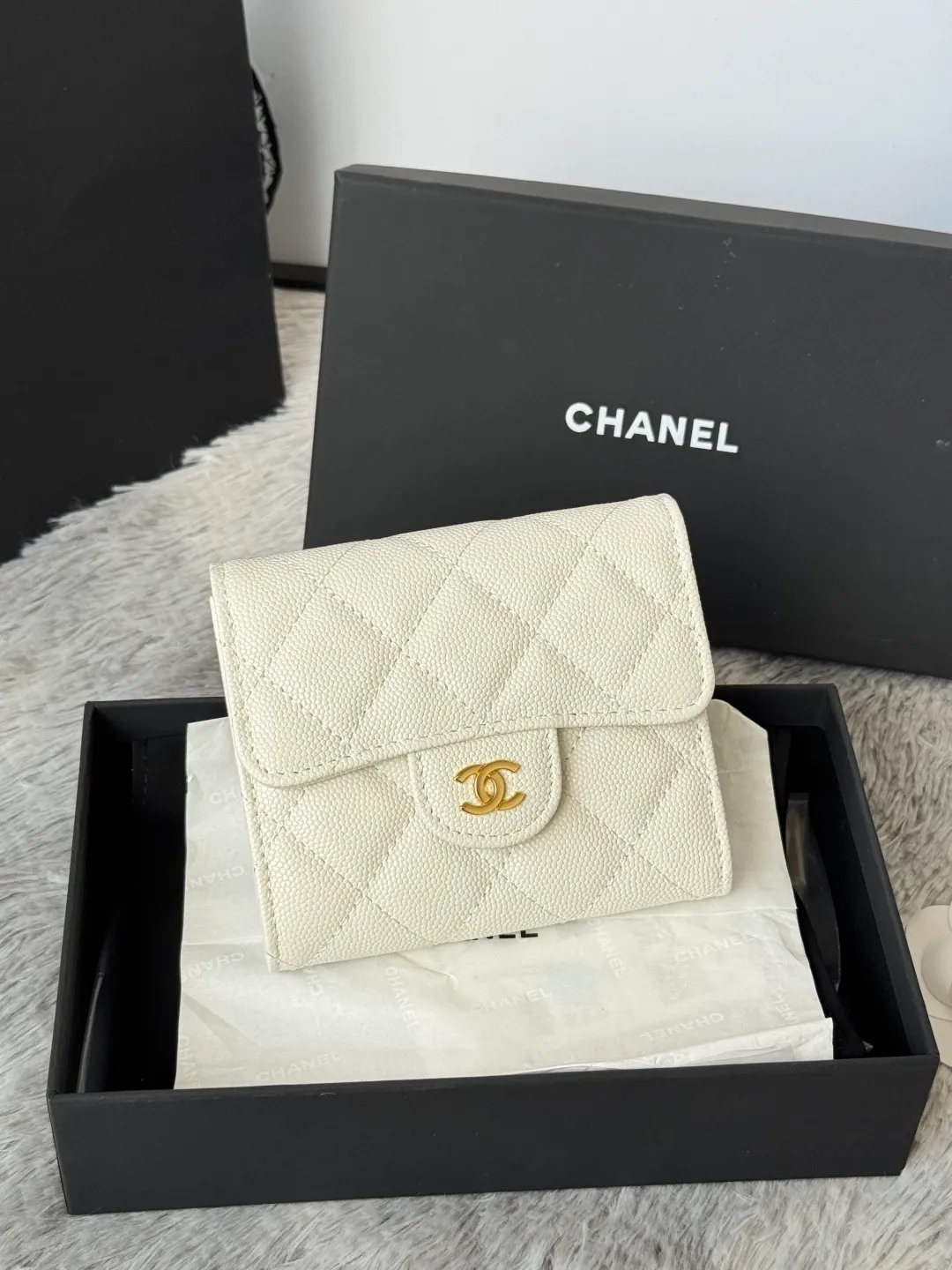💰440💰 Made of calfskin, caviar, and cowhide, the CF short tri-fold wallet is now available! Chanel Grandma Xiang has 6 card slots, and there is a coin purse at the back, so you can put 2,000 Mao Zedong without any trouble at all! Delicate leather and gold hardware! Full of fashion sense, very fashionable, can be held in hand, can be put in the bag, very good for storage. Style number: 82288, size 10.5*11.5*3cm, color as shown in the picture, exclusive real shot