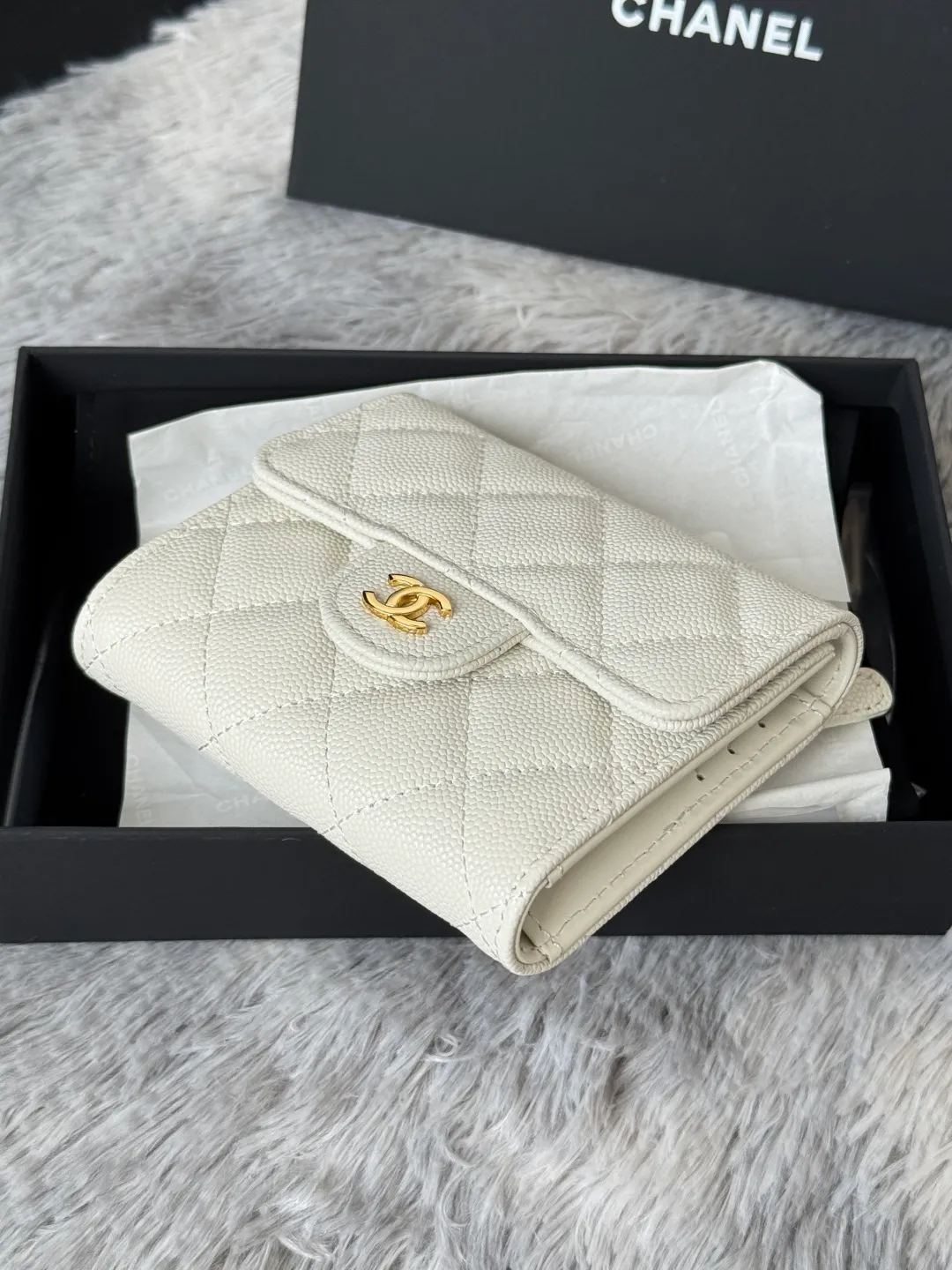 💰440💰 Made of calfskin, caviar, and cowhide, the CF short tri-fold wallet is now available! Chanel Grandma Xiang has 6 card slots, and there is a coin purse at the back, so you can put 2,000 Mao Zedong without any trouble at all! Delicate leather and gold hardware! Full of fashion sense, very fashionable, can be held in hand, can be put in the bag, very good for storage. Style number: 82288, size 10.5*11.5*3cm, color as shown in the picture, exclusive real shot