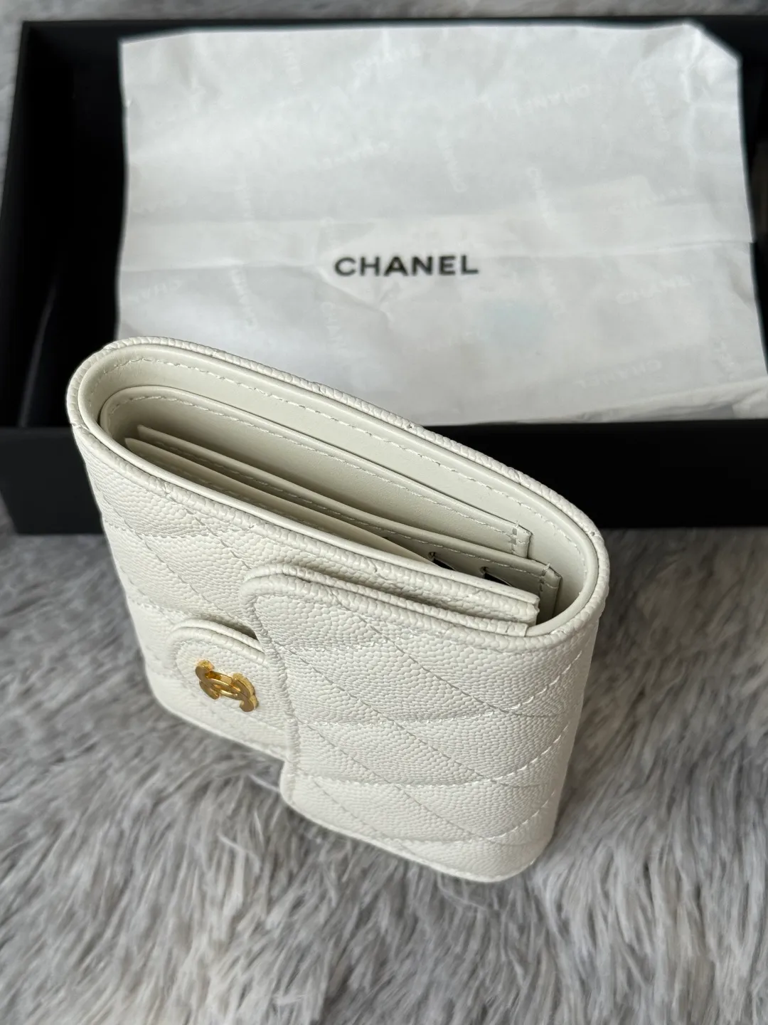 💰440💰 Made of calfskin, caviar, and cowhide, the CF short tri-fold wallet is now available! Chanel Grandma Xiang has 6 card slots, and there is a coin purse at the back, so you can put 2,000 Mao Zedong without any trouble at all! Delicate leather and gold hardware! Full of fashion sense, very fashionable, can be held in hand, can be put in the bag, very good for storage. Style number: 82288, size 10.5*11.5*3cm, color as shown in the picture, exclusive real shot