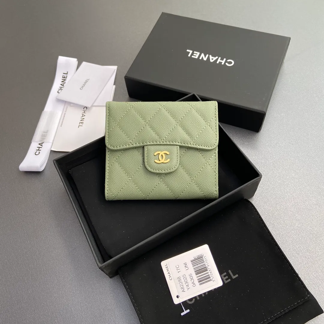 [Imported leather from Italy] ¥440 Special Greek green fine ball grain embossed leather Gold tone metal hardware 6 card slots 1 banknote compartment 1 coin zipper bag No.: 82288 Size: w10.5×h11.5×d3cm