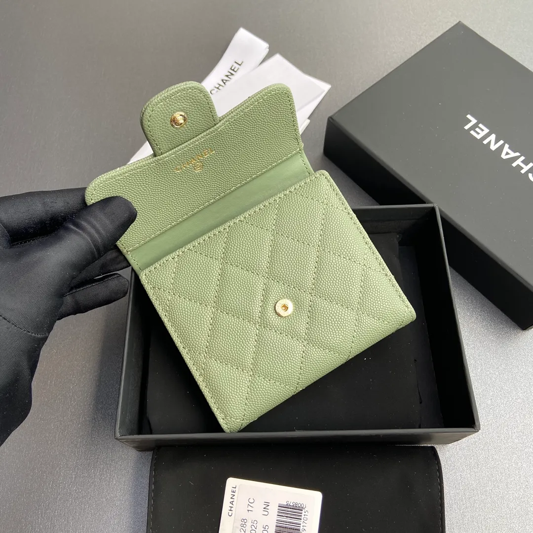 [Imported leather from Italy] ¥440 Special Greek green fine ball grain embossed leather Gold tone metal hardware 6 card slots 1 banknote compartment 1 coin zipper bag No.: 82288 Size: w10.5×h11.5×d3cm