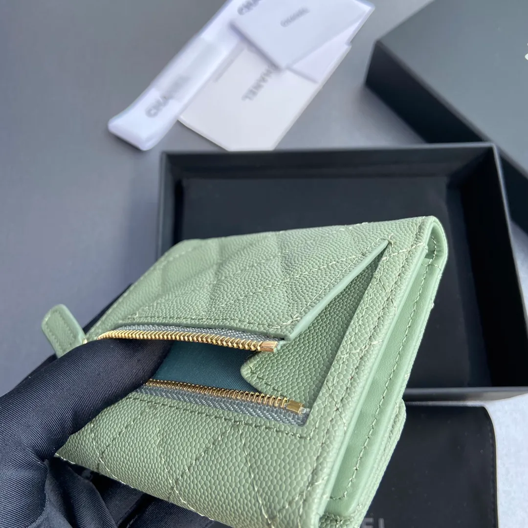 [Imported leather from Italy] ¥440 Special Greek green fine ball grain embossed leather Gold tone metal hardware 6 card slots 1 banknote compartment 1 coin zipper bag No.: 82288 Size: w10.5×h11.5×d3cm