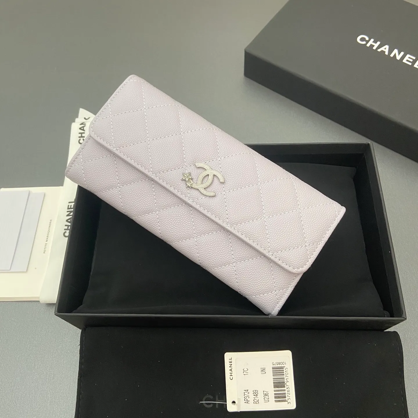 25b new series caviar cowhide with stars ⭐logo shiny blingblibg~ flip long clip wallet series light purple fine ball pattern silver star hardware 12 card slots, two banknote compartments two compartments, 1 zipper bag Price: 250 No.: 3724 Size: w19×h10×d3cm