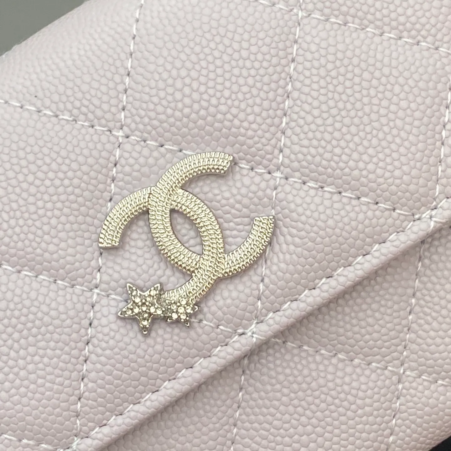 25b new series caviar cowhide with stars ⭐logo shiny blingblibg~ flip long clip wallet series light purple fine ball pattern silver star hardware 12 card slots, two banknote compartments two compartments, 1 zipper bag Price: 250 No.: 3724 Size: w19×h10×d3cm