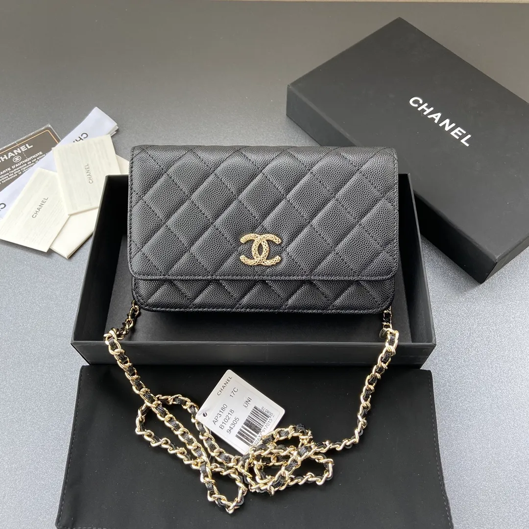 Xiaoxiang imported Italian grained calfskin Item number: AP6360 Price: 700 Size: w20×h13×d3.5cm Color: Black fine-grained gold steel mark