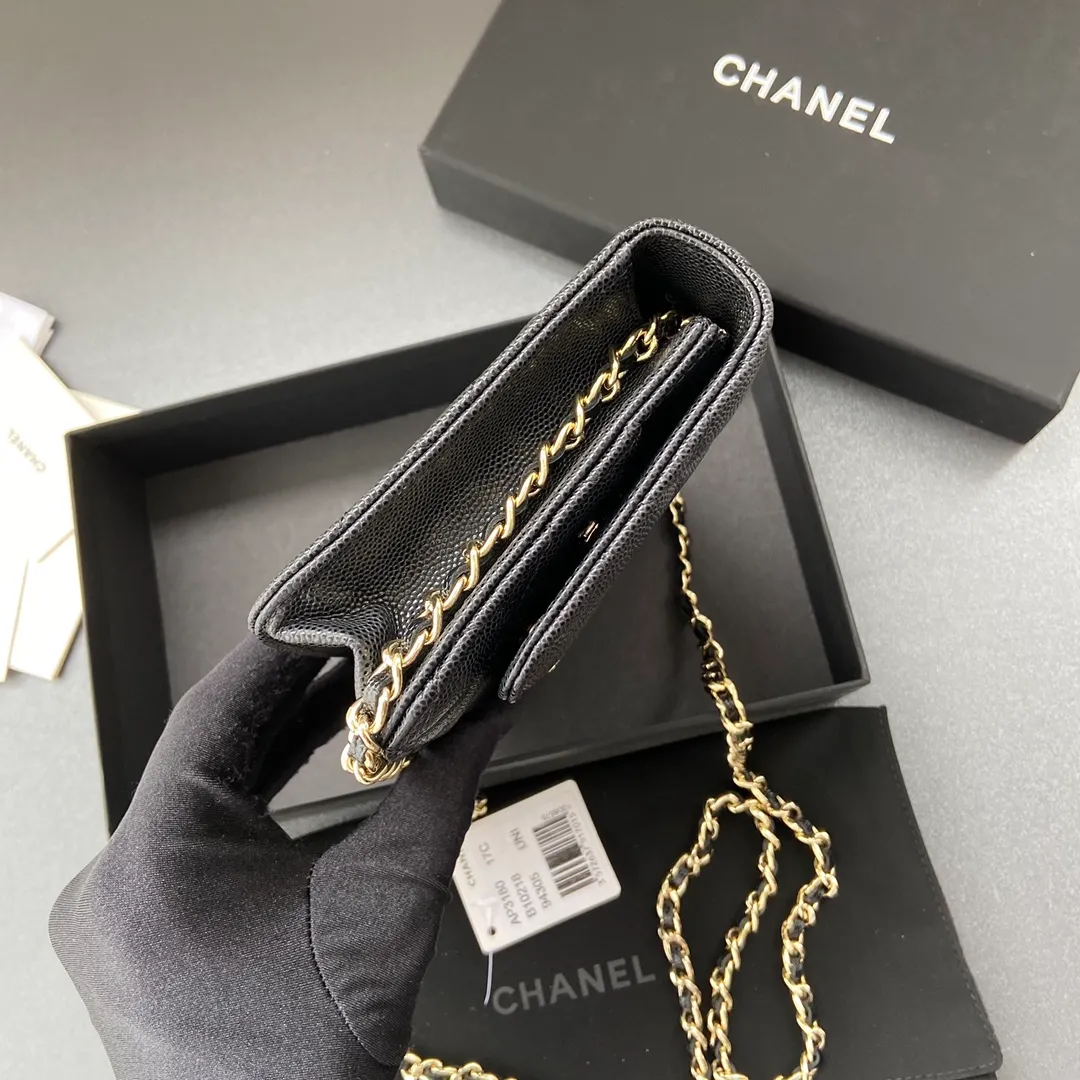 Xiaoxiang imported Italian grained calfskin Item number: AP6360 Price: 700 Size: w20×h13×d3.5cm Color: Black fine-grained gold steel mark