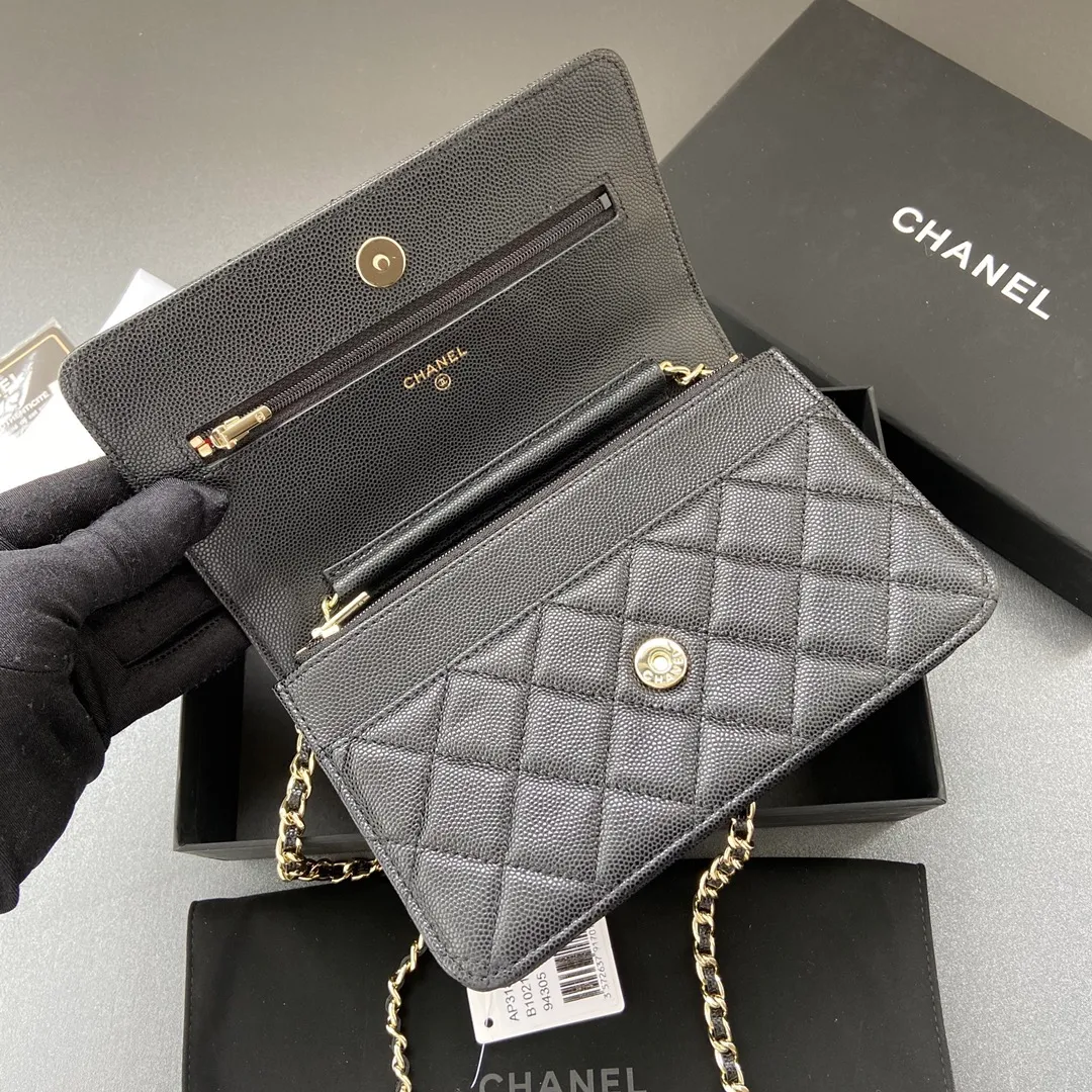 Xiaoxiang imported Italian grained calfskin Item number: AP6360 Price: 700 Size: w20×h13×d3.5cm Color: Black fine-grained gold steel mark