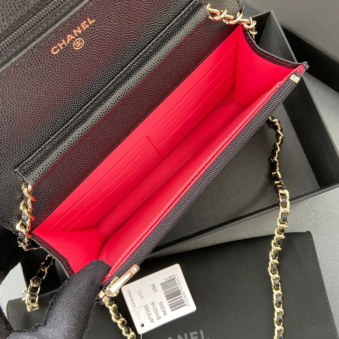 Xiaoxiang imported Italian grained calfskin Item number: AP6360 Price: 700 Size: w20×h13×d3.5cm Color: Black fine-grained gold steel mark
