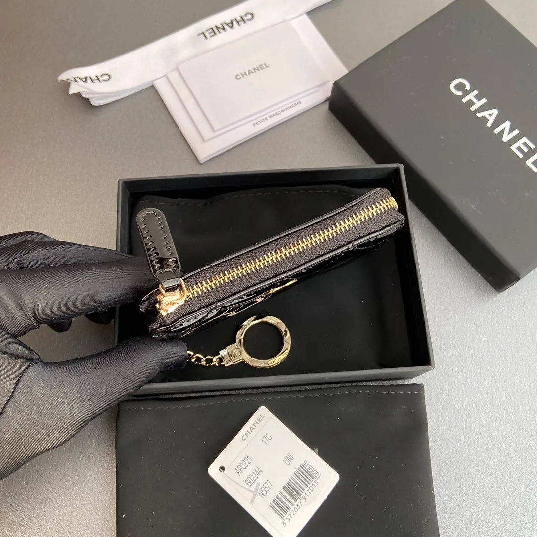 [Special grade hardware original leather] 💰320 Xiaoxiang small zipper bag card holder series Hook chain quilted card holder with iconic metal logo Gold tone metal hardware, special Italian imported leather 1 card slot wallet bag, 1 hook chain No.: 0221 Black smooth leather light gold Size: w11.5×h7.5×1.5cm