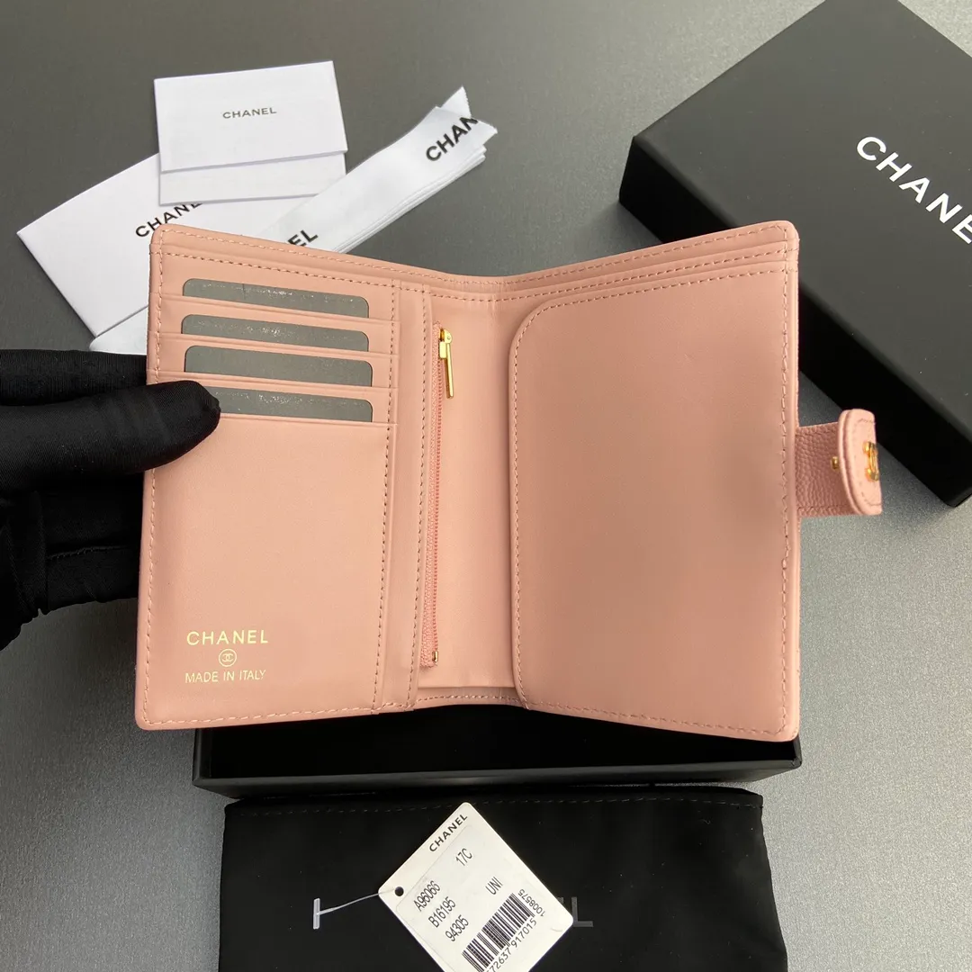[Premium Hardware Original Leather] ¥440 Xiaoxiang Passport Holder Series Quilted with iconic metal logo Gold tone metal hardware, special Italian imported leather 4 card slots, 1 small zipper pocket. 1 banknote compartment, 1 passport holder card slot No.: 96066 Pink ball gold Size: w10×h14×d2cm