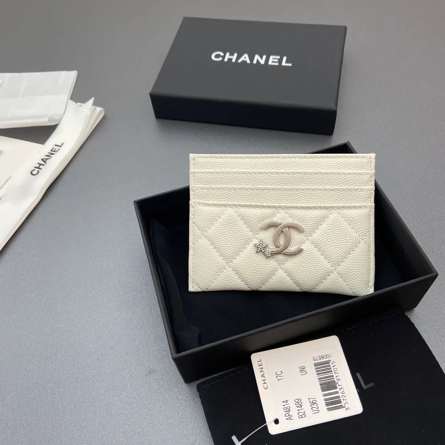 25b new series caviar cowhide with stars⭐logo shiny blingblibg~card holder series Item number: AP 9628 Price: 300 Size: w11×h10cm Color: white fine ball pattern silver star hardware