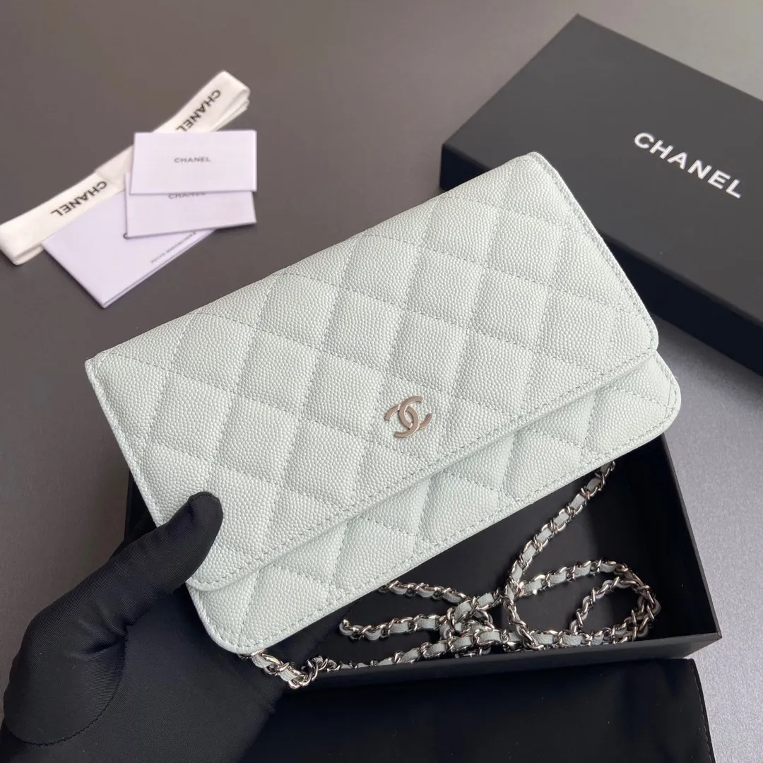Xiaoxiang imported Italian grained calfskin Item No.: A0250 Price: 640 Size: w20×h13×d3.5cm Color: Light blue fine ball pattern silver steel mark