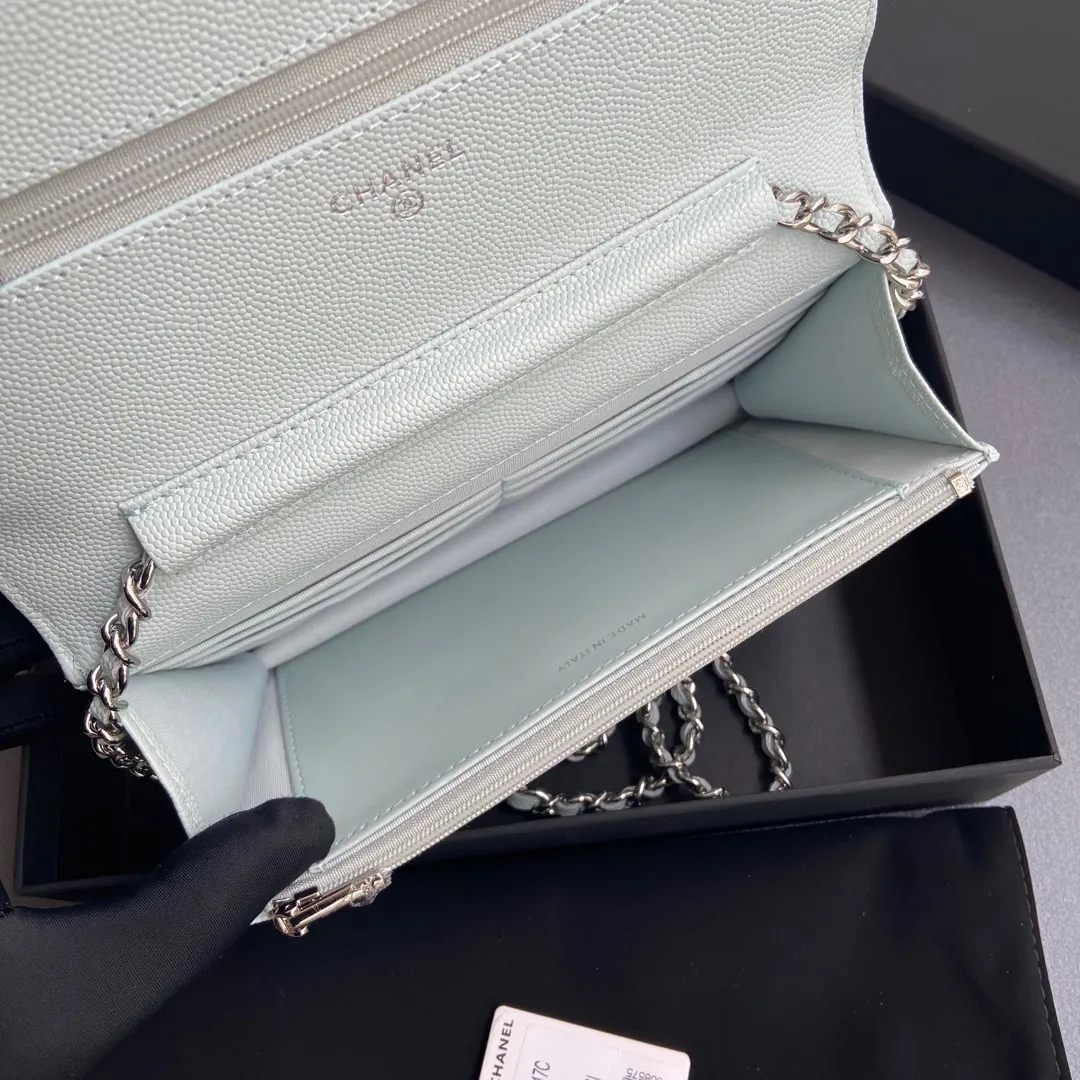 Xiaoxiang imported Italian grained calfskin Item No.: A0250 Price: 640 Size: w20×h13×d3.5cm Color: Light blue fine ball pattern silver steel mark