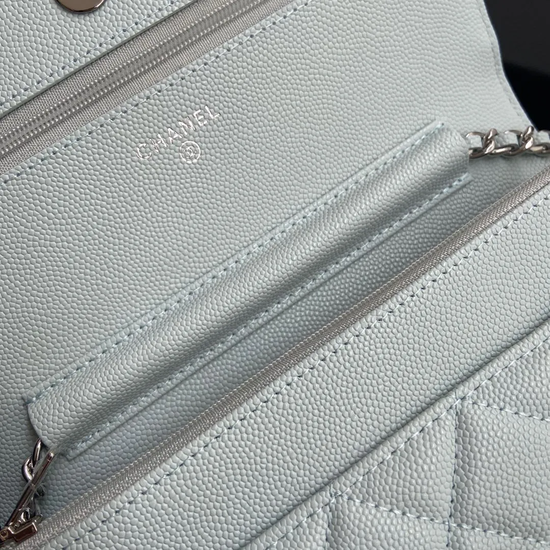 Xiaoxiang imported Italian grained calfskin Item No.: A0250 Price: 640 Size: w20×h13×d3.5cm Color: Light blue fine ball pattern silver steel mark