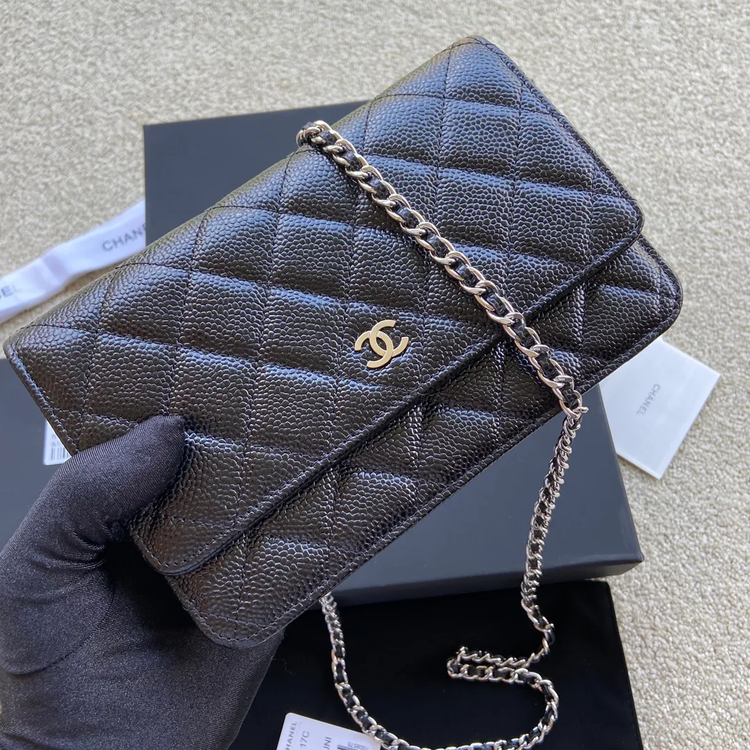 Xiaoxiang imported Italian grained calfskin Item number: A0250 💰: 640 Size: w20×h13×d3.5cm Color: black ball pattern silver steel mark