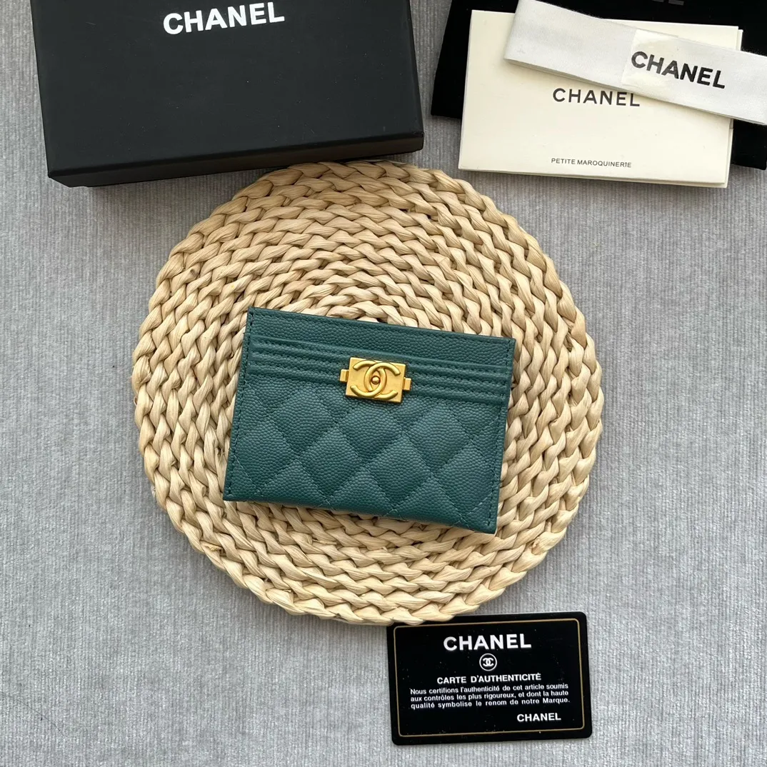 ¥220 [original quality] [with serial code] CHANEL’s new leboy card holder has arrived! The pebbled diamond pattern is very eye-catching! The retro gold buckle has an old-fashioned feel and is very fashionable and retro❤️This small card holder is very cost-effective, and you can also put some change in the three card slots👍Model number: 84431 Size: 11×7.5×1cm