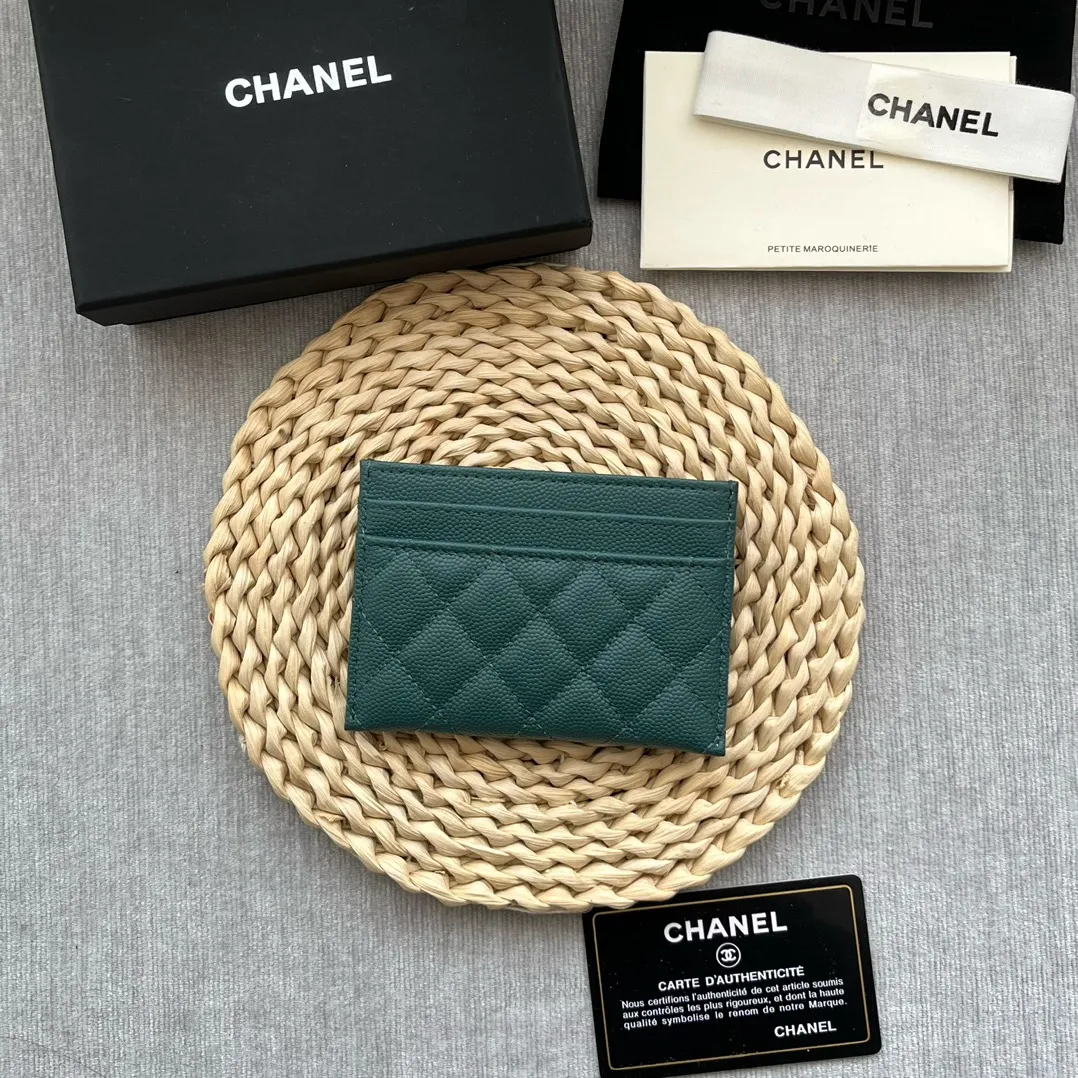 ¥220 [original quality] [with serial code] CHANEL’s new leboy card holder has arrived! The pebbled diamond pattern is very eye-catching! The retro gold buckle has an old-fashioned feel and is very fashionable and retro❤️This small card holder is very cost-effective, and you can also put some change in the three card slots👍Model number: 84431 Size: 11×7.5×1cm