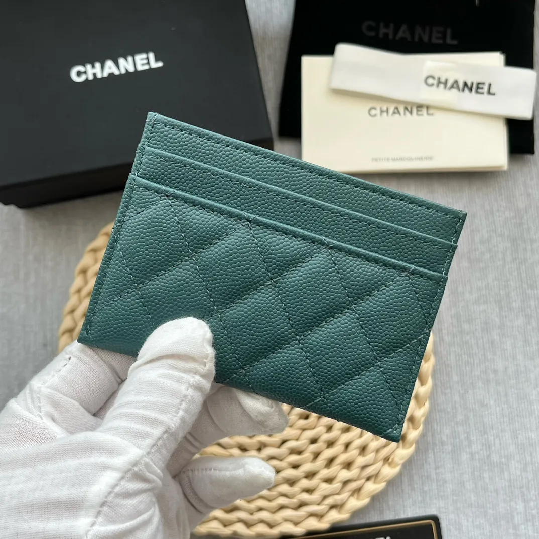 ¥220 [original quality] [with serial code] CHANEL’s new leboy card holder has arrived! The pebbled diamond pattern is very eye-catching! The retro gold buckle has an old-fashioned feel and is very fashionable and retro❤️This small card holder is very cost-effective, and you can also put some change in the three card slots👍Model number: 84431 Size: 11×7.5×1cm