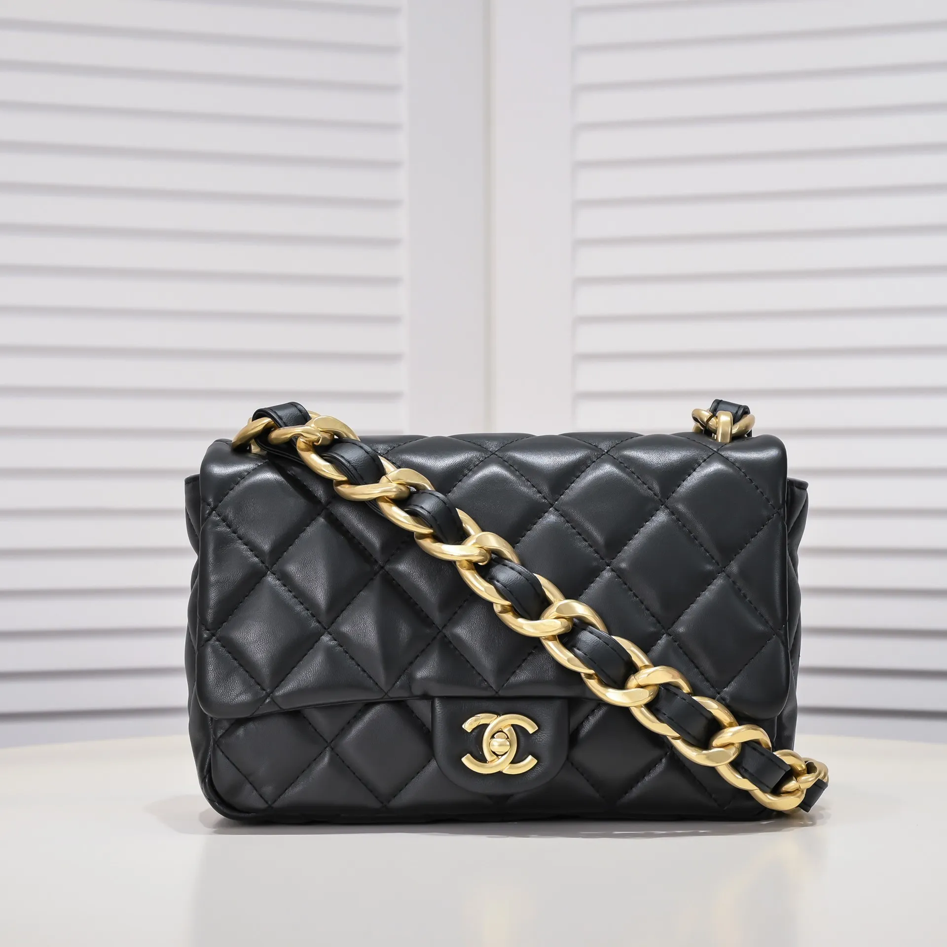 All Categories Official Website "Brand Women's Bags" Women's Bags 💙 Chanel 𝗖𝗵𝗮𝗻𝗲𝟭 𝟮𝟮𝘀 Large Gold Chain Underarm Bag Large Size Jimei, have you got it yet? This bag is easy to wear with hot girls, and the capacity is good. The thick chain is the finishing touch of this bag. It is younger and more fashionable than Cf 𝐒𝐢𝐳𝐞𝟏8-𝟐7-