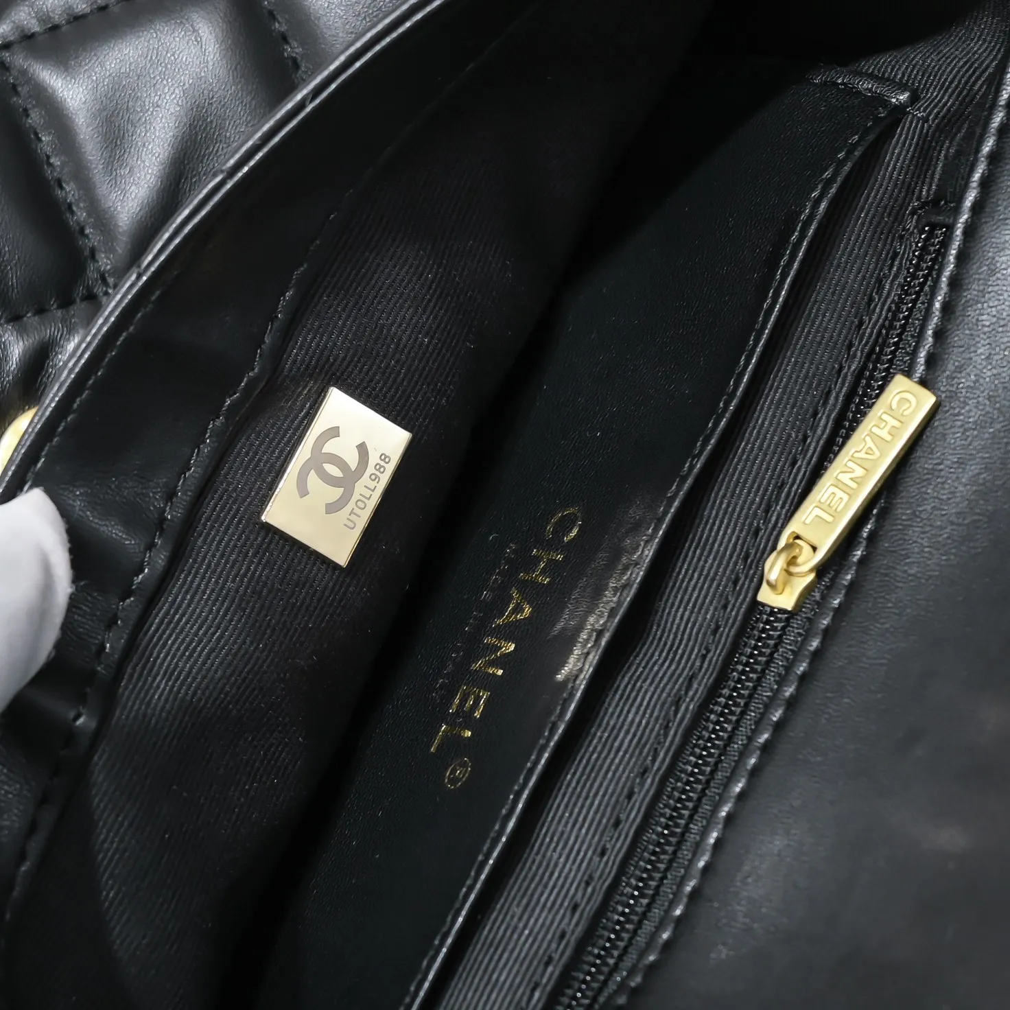 All Categories Official Website "Brand Women's Bags" Women's Bags 💙 Chanel 𝗖𝗵𝗮𝗻𝗲𝟭 𝟮𝟮𝘀 Large Gold Chain Underarm Bag Large Size Jimei, have you got it yet? This bag is easy to wear with hot girls, and the capacity is good. The thick chain is the finishing touch of this bag. It is younger and more fashionable than Cf 𝐒𝐢𝐳𝐞𝟏8-𝟐7-