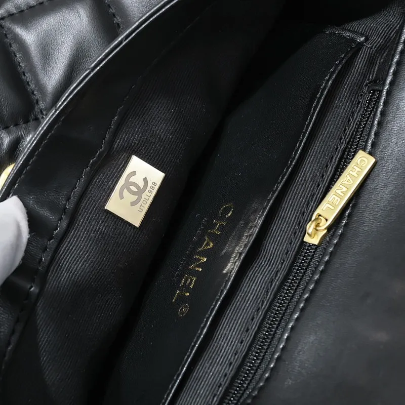All Categories Official Website "Brand Women's Bags" Women's Bags 💙 Chanel 𝗖𝗵𝗮𝗻𝗲𝟭 𝟮𝟮𝘀 Large Gold Chain Underarm Bag Large Size Jimei, have you got it yet? This bag is easy to wear with hot girls, and the capacity is good. The thick chain is the finishing touch of this bag. It is younger and more fashionable than Cf 𝐒𝐢𝐳𝐞𝟏8-𝟐7-