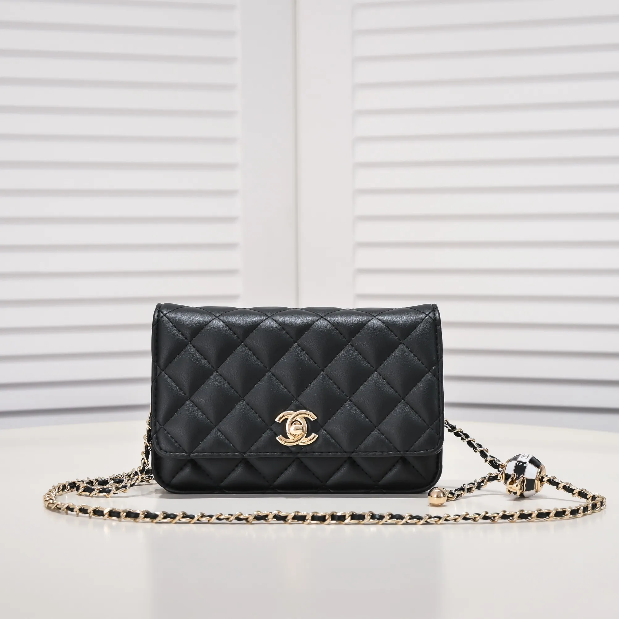 All Categories Official Website "Brand Women's Bags" Women's Bags 💙 Chanel Chane Small Chain Bag Wallet on chain is definitely indispensable. Imported calfskin 🐂 This bag is super practical, but it has a bug ~ it is too long, because it is designed according to European and American body shapes, and it will be slightly longer for Asians! but! Don't be afraid, there is magic now