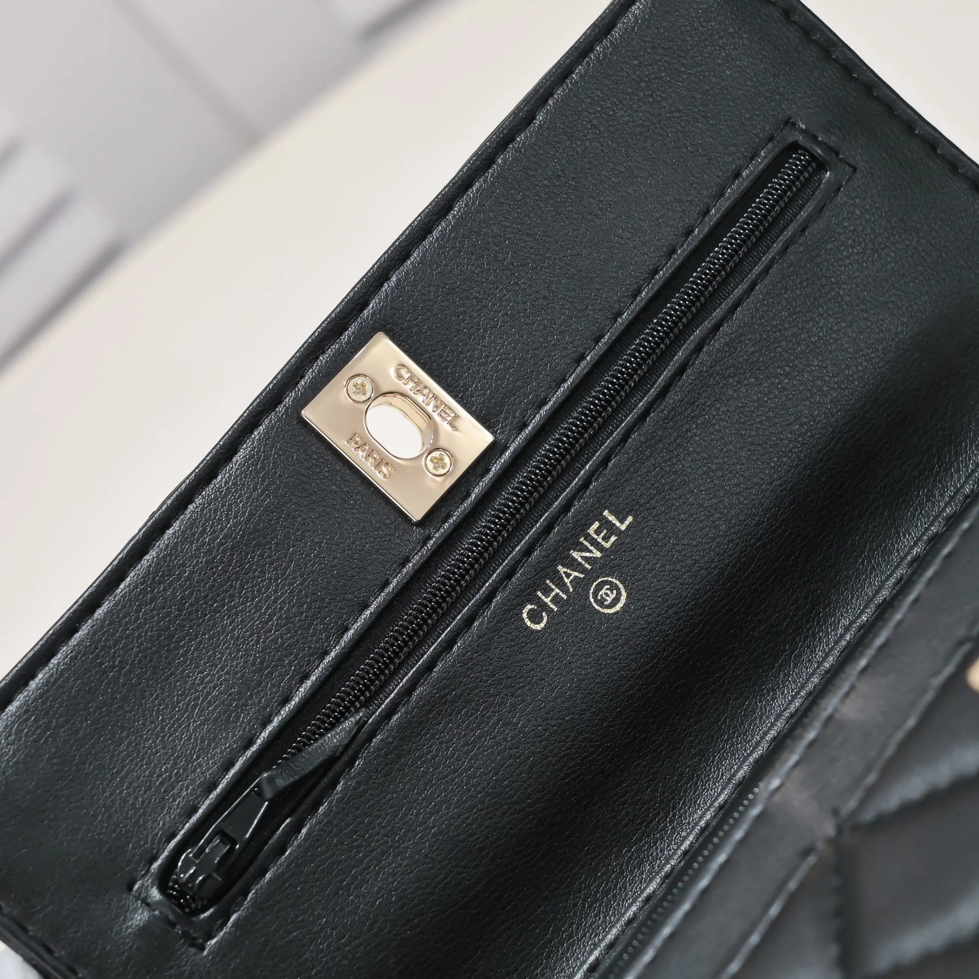 All Categories Official Website "Brand Women's Bags" Women's Bags 💙 Chanel Chane Small Chain Bag Wallet on chain is definitely indispensable. Imported calfskin 🐂 This bag is super practical, but it has a bug ~ it is too long, because it is designed according to European and American body shapes, and it will be slightly longer for Asians! but! Don't be afraid, there is magic now