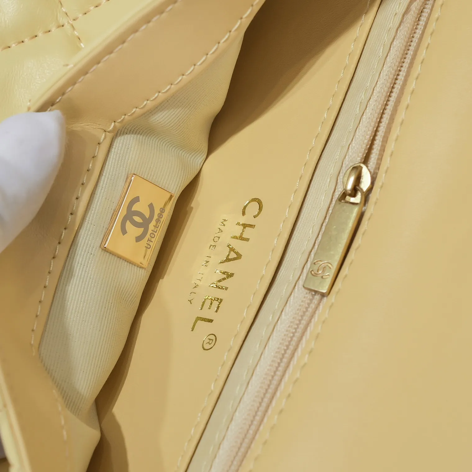 All Categories Official Website "Brand Women's Bags" Women's Bags 💙 Chanel 𝗖𝗵𝗮𝗻𝗲𝟭 𝟮𝟮𝘀 Large Gold Chain Underarm Bag Large Size Jimei, have you got it yet? This bag is easy to wear with hot girls, and the capacity is good. The thick chain is the finishing touch of this bag. It is younger and more fashionable than Cf 𝐒𝐢𝐳𝐞𝟏8-𝟐7-
