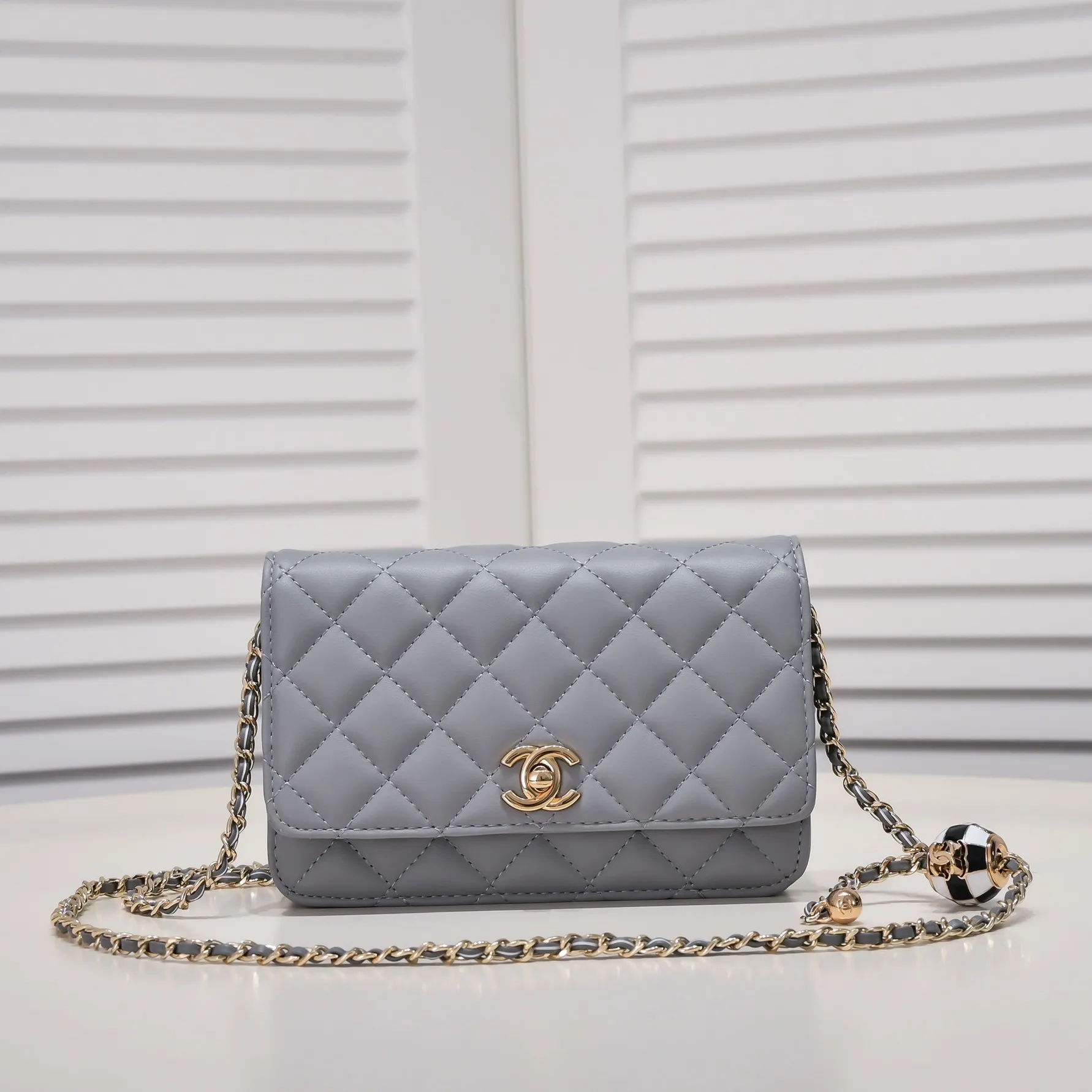 All Categories Official Website "Brand Women's Bags" Women's Bags 💙 Chanel Chane Small Chain Bag Wallet on chain is definitely indispensable. Imported calfskin 🐂 This bag is super practical, but it has a bug ~ it is too long, because it is designed according to European and American body shapes, and it will be slightly longer for Asians! but! Don't be afraid, there is magic now