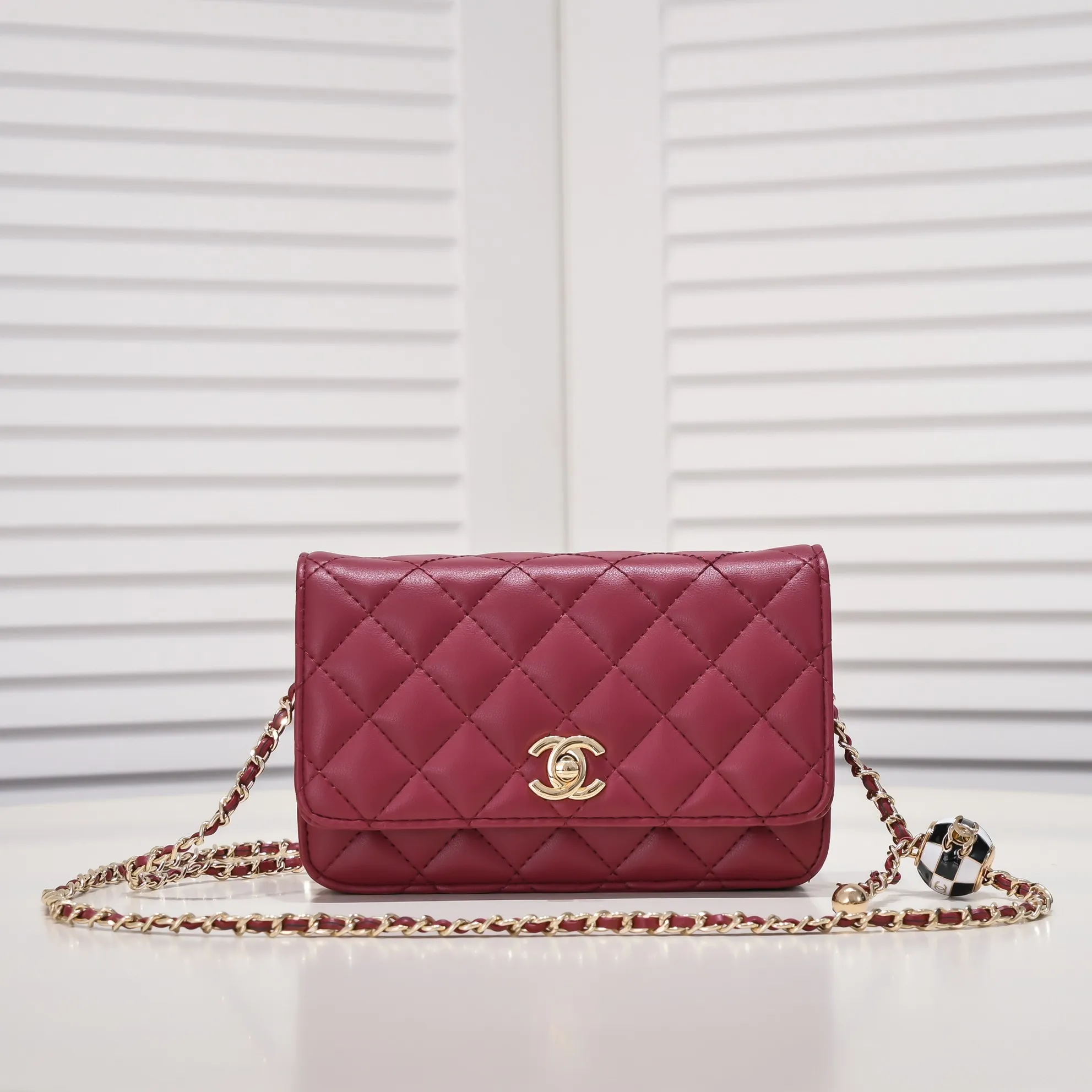 All Categories Official Website "Brand Women's Bags" Women's Bags 💙 Chanel Chane Small Chain Bag Wallet on chain is definitely indispensable. Imported calfskin 🐂 This bag is super practical, but it has a bug ~ it is too long, because it is designed according to European and American body shapes, and it will be slightly longer for Asians! but! Don't be afraid, there is magic now