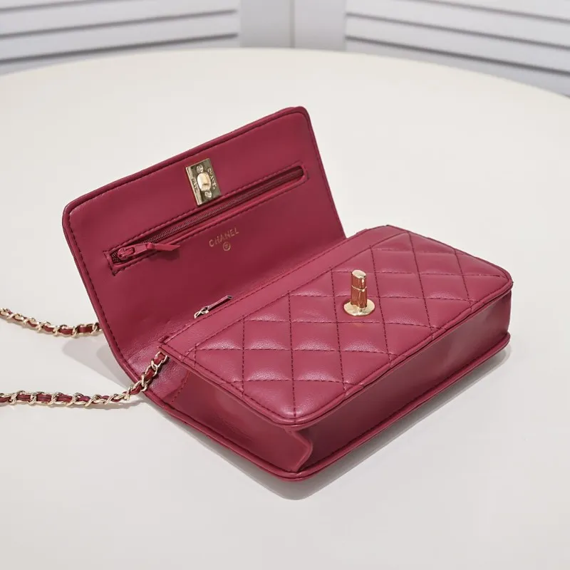 All Categories Official Website "Brand Women's Bags" Women's Bags 💙 Chanel Chane Small Chain Bag Wallet on chain is definitely indispensable. Imported calfskin 🐂 This bag is super practical, but it has a bug ~ it is too long, because it is designed according to European and American body shapes, and it will be slightly longer for Asians! but! Don't be afraid, there is magic now