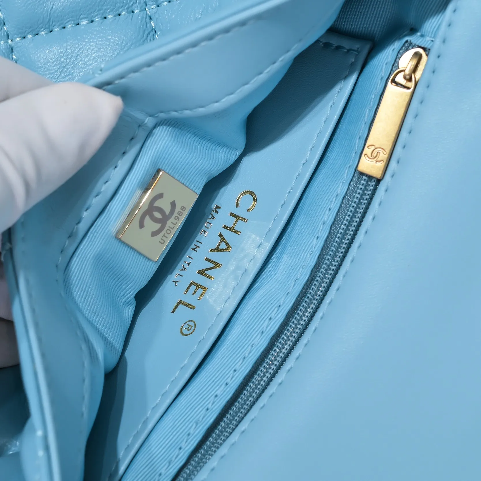 All Categories Official Website "Brand Women's Bags" Women's Bags 💙 Chanel C𝗵𝗮𝗻𝗲𝟭 𝟮𝟮𝘀 Large Gold Chain Underarm Bag Medium Size Jimei, have you got it yet? This bag looks great on hot girls, and the capacity is good. The thick chain is the finishing touch of this bag. It is younger and more fashionable than Cf. 𝐒𝐢𝐳𝐞𝟏𝟕-𝟐𝟏