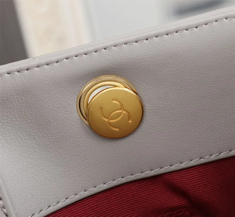All Categories Official Website "Brand Women's Bags" Women's Bags 💙 Chanel new shopping bag CHANEI, calfskin series, gold hardware with large diamond pattern, exquisite logo on the bag gives a new and elegant feel, calfskin is wear-resistant and soft to the touch, all-copper hardware, size 24-34-13