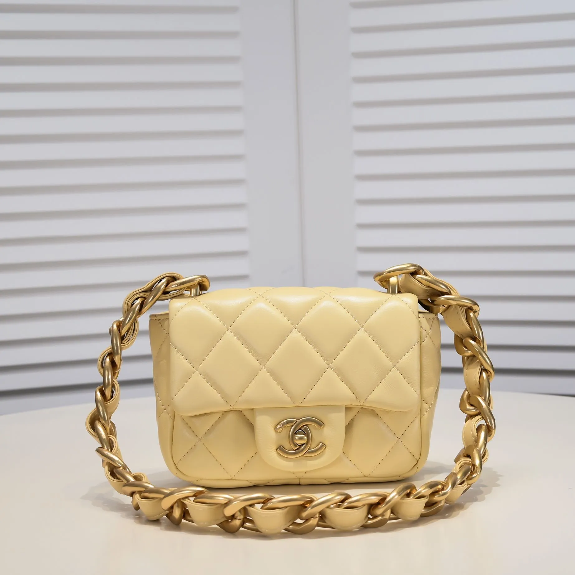 All Categories Official Website "Brand Women's Bags" Women's Bags 💙 Chanel �C𝗵𝗮𝗻𝗲𝟭 𝟮𝟮𝘀 Large Gold Chain Armpit Bag Small Size Jimei, have you got it yet? This bag is easy to wear with hot girls, and the capacity is good. The thick chain is the finishing touch of this bag. It is younger and more fashionable than Cf. 𝐒𝐢𝐳𝐞𝟏𝟑-𝟏𝟕