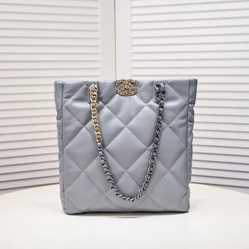 All Categories Official Website "Brand Women's Bags" Women's Bags 💙 Chanel 𝗖𝗛𝗔𝗡𝗘𝗟 𝟮𝟮𝗕 19𝑩𝑨𝑮 𝑻𝒐𝒕𝒆Black Gold Italian first-grade [GR] lambskin, with a delicate and soft feel. The classic diamond pattern design is matched with a leather-clad metal chain. The gold color brings a sense of luxury. This season’s most classic black gold design has been collected.