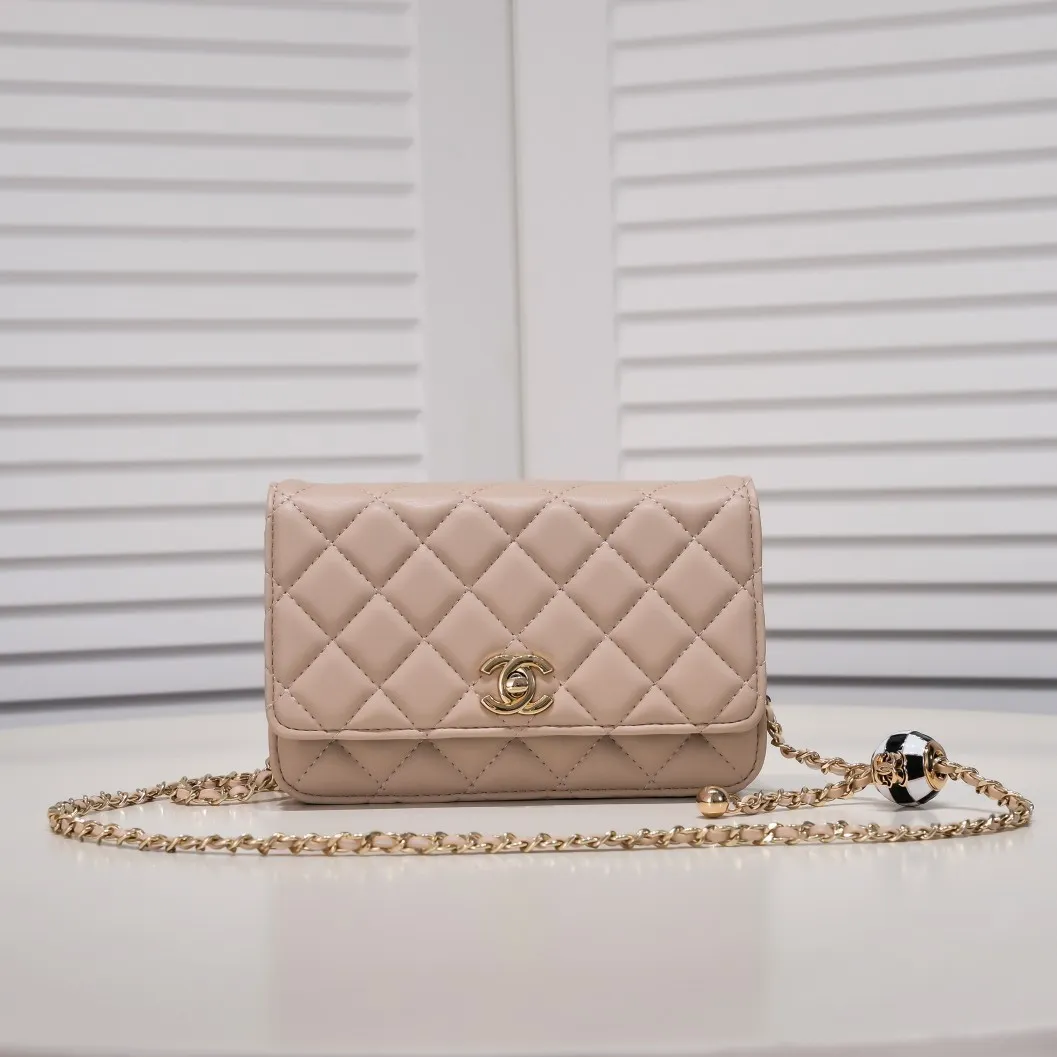 All Categories Official Website "Brand Women's Bags" Women's Bags 💙 Chanel Chane Small Chain Bag Wallet on chain is definitely indispensable. Imported calfskin 🐂 This bag is super practical, but it has a bug ~ it is too long, because it is designed according to European and American body shapes, and it will be slightly longer for Asians! but! Don't be afraid, there is magic now