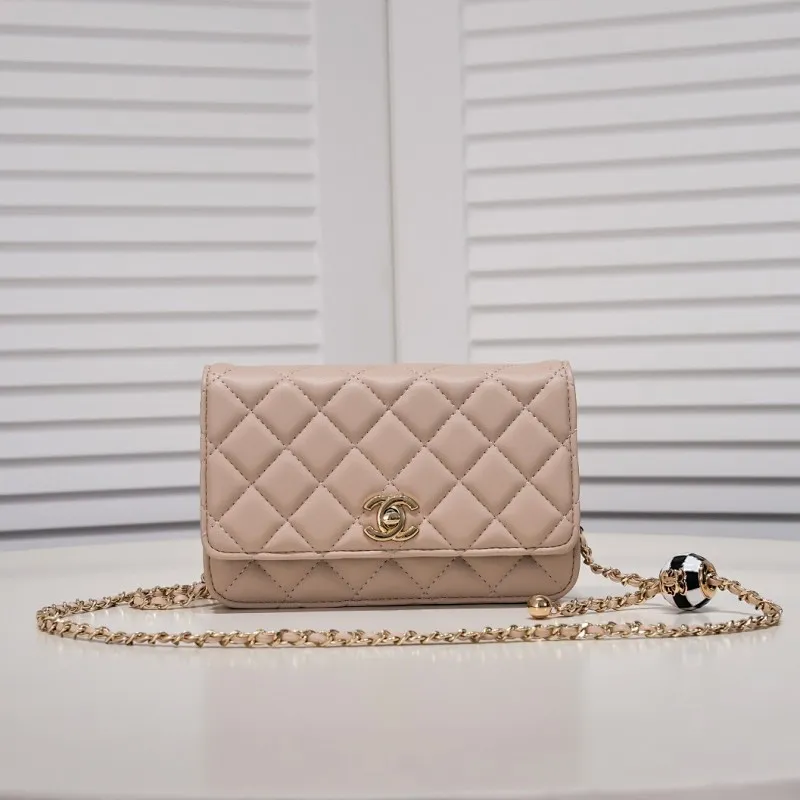 All Categories Official Website "Brand Women's Bags" Women's Bags 💙 Chanel Chane Small Chain Bag Wallet on chain is definitely indispensable. Imported calfskin 🐂 This bag is super practical, but it has a bug ~ it is too long, because it is designed according to European and American body shapes, and it will be slightly longer for Asians! but! Don't be afraid, there is magic now