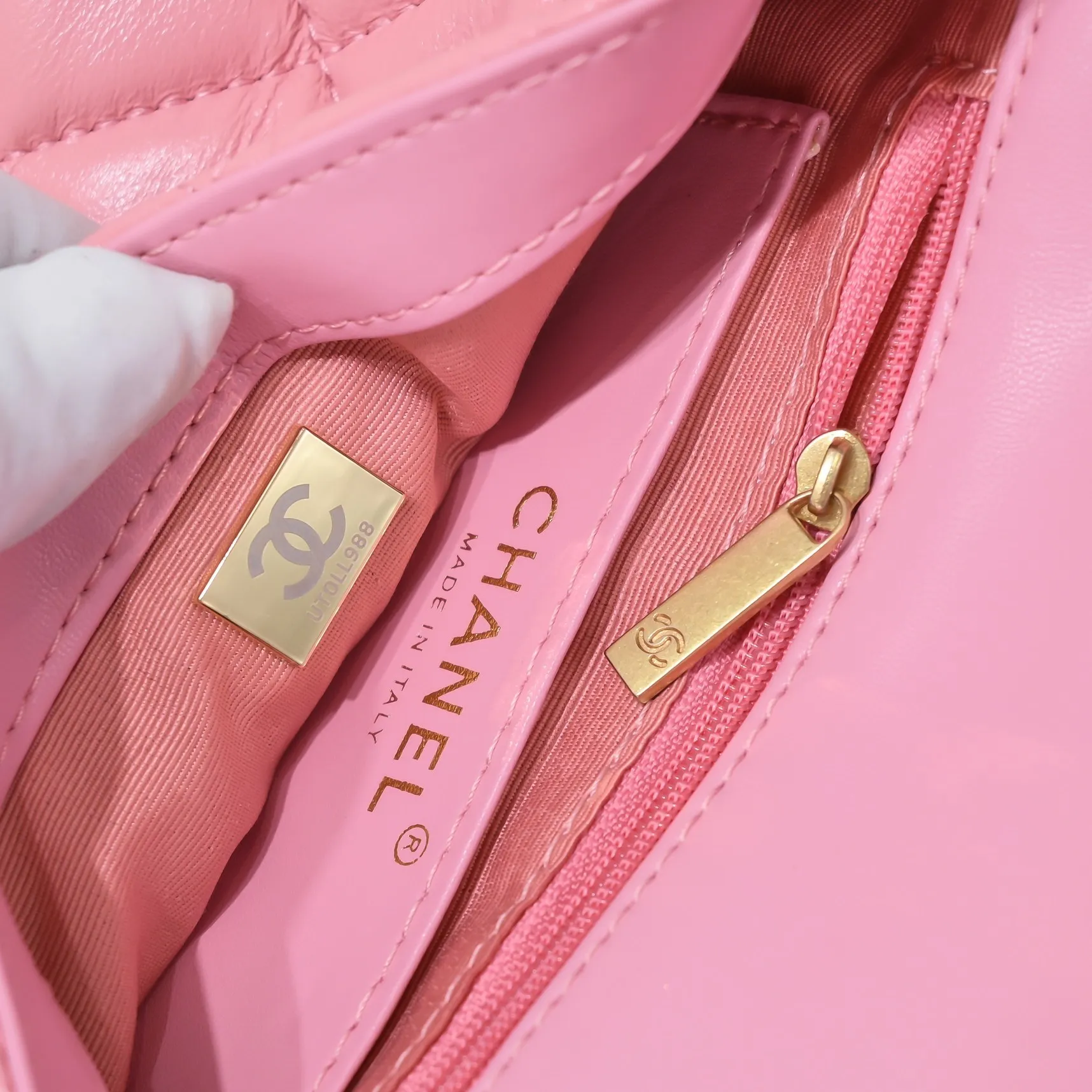 All Categories Official Website "Brand Women's Bags" Women's Bags 💙 Chanel C𝗵𝗮𝗻𝗲𝟭 𝟮𝟮𝘀 Large Gold Chain Underarm Bag Medium Size Jimei, have you got it yet? This bag looks great on hot girls, and the capacity is good. The thick chain is the finishing touch of this bag. It is younger and more fashionable than Cf. 𝐒𝐢𝐳𝐞𝟏𝟕-𝟐𝟏